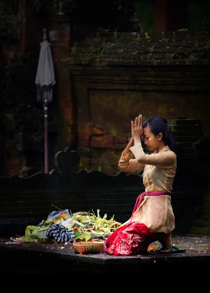 Bali Hindu tapınağı dua