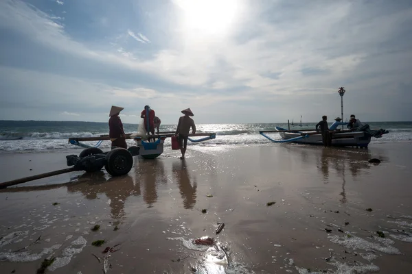Fishermen at work in Jimbaran, Bali Island — Zdjęcie stockowe