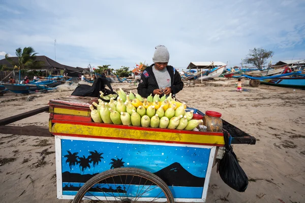 Corn seller at work in Jimbaran, Bali Island — Stockfoto