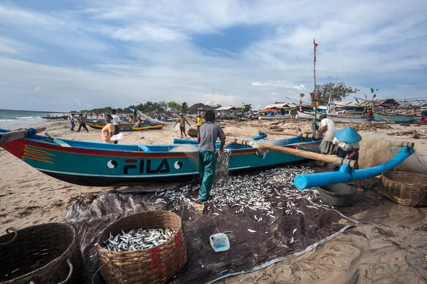 Fishermen at work in Jimbaran, Bali Island. — Stok fotoğraf