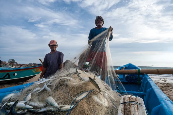 Fishermen at work in Jimbaran, Bali Island — Zdjęcie stockowe