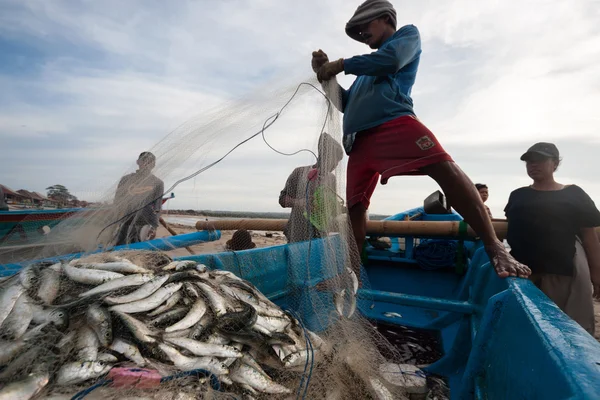 Pescadores no trabalho em Jimbaran, Bali Island — Fotografia de Stock