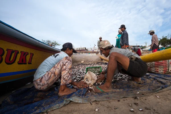 Fishermen at work in Jimbaran, Bali Island — Stock Photo, Image