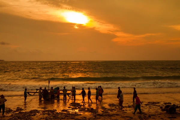 Rybáři v práci v ostrově Bali — Stock fotografie