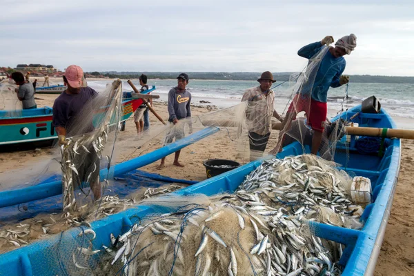 Pescatori al lavoro nell'isola di Bali — Foto Stock