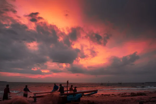 Pescatori al lavoro nell'isola di Bali . — Foto Stock