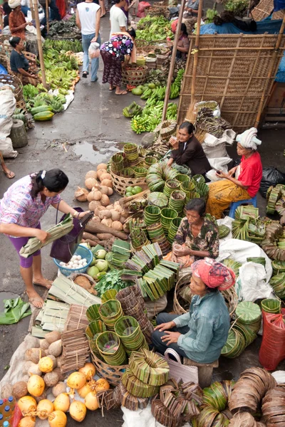 Atividades comerciais em um mercado matutino em Ubud, Bali Island . — Fotografia de Stock