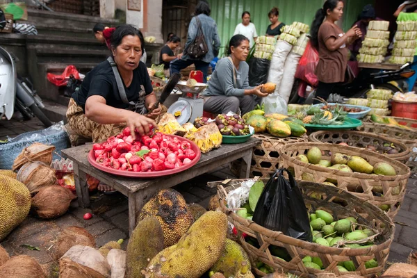 Atividades comerciais em um mercado matutino em Ubud, Bali Island . — Fotografia de Stock