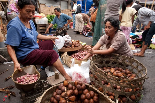Коммерческая деятельность на утреннем рынке в Убуде, остров Бали — стоковое фото