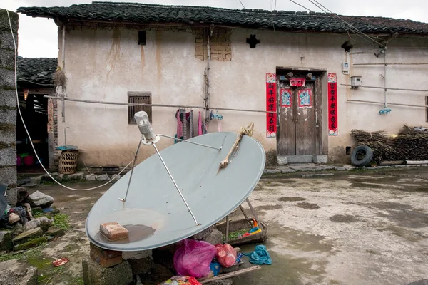 Satellite dish in rural China — Stockfoto