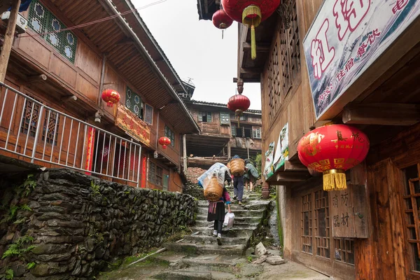 Maisons des tribus des minorités ethniques Yao à Longji, Chine . Photos De Stock Libres De Droits