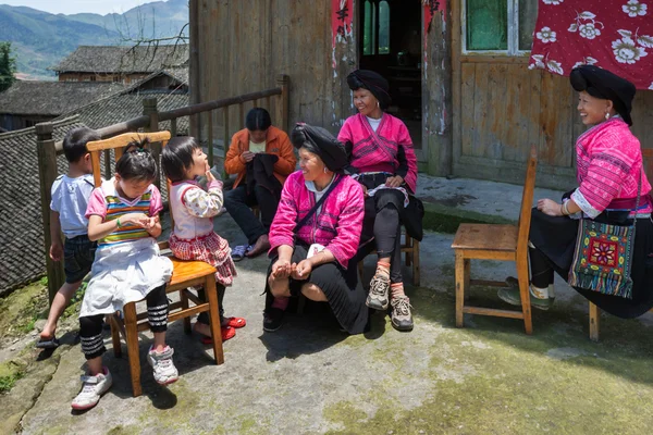 Povoado da minoria étnica de Yao na província de Guangxi, China — Fotografia de Stock