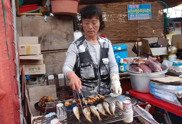 Pouliční jídlo v Daepohang rybího trhu, Jižní Korea. — Stock fotografie