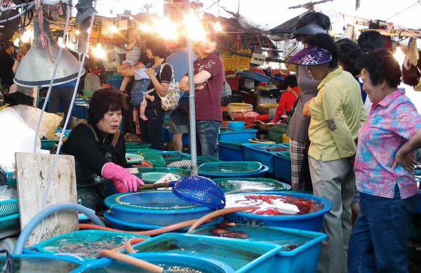 Fishmonger in Daepohang market, South Korea. — Stock Photo, Image