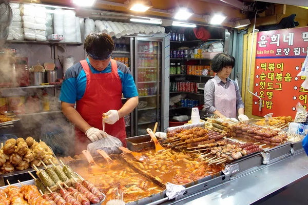 Pouliční jídlo v Soulu, Jižní Korea — Stock fotografie