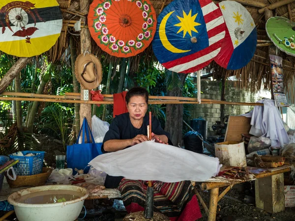 Fabricante de guarda-sol tradicional tailandês — Fotografia de Stock