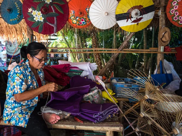 Tradisjonell thailandsk parasollemaker – stockfoto