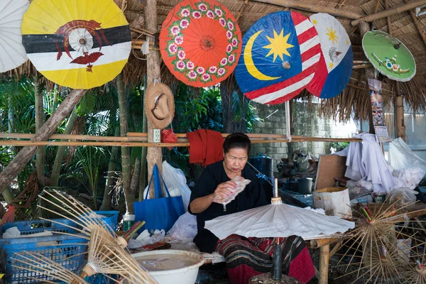 Mujer pintando paraguas en Tailandia — Foto de Stock