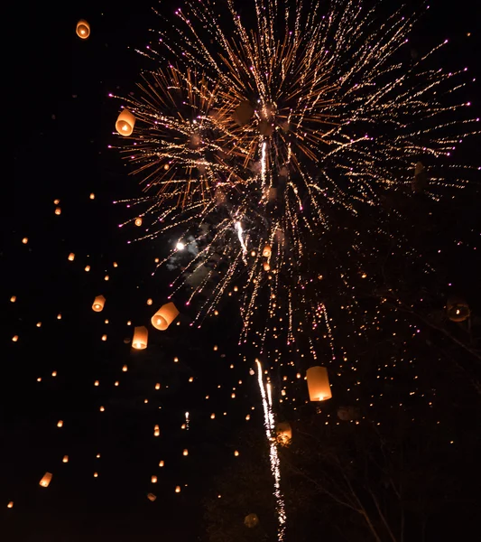 Lantaarns en vuurwerk in de lucht — Stockfoto