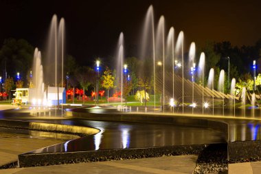 Boş Park Sahil Meydanı (Pribrezhnyy Meydanı) gece aydınlığında. Güzel çeşme. Dnipro şehri, Ukrayna. Modern şehir manzarası, şehir planlaması, modern mimari
