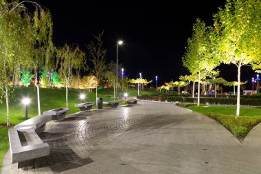 Boş Park Sahil Meydanı (Pribrezhnyy Meydanı) gece aydınlığında. Oyun parkı. Dnipro şehri, Ukrayna. Modern şehir manzarası, şehir planlaması, modern mimari