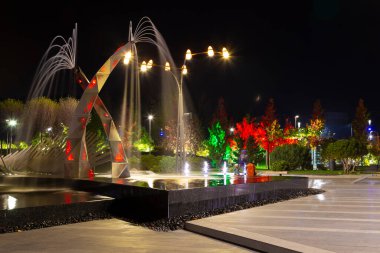 Boş Park Sahil Meydanı (Pribrezhnyy Meydanı) gece aydınlığında. Güzel çeşme. Dnipro şehri, Ukrayna. Modern şehir manzarası, şehir planlaması, modern mimari