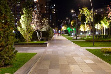 Boş Park Sahil Meydanı (Pribrezhnyy Meydanı) gece aydınlığında. Dnipro şehri, Ukrayna. Modern şehir manzarası, şehir planlaması, modern mimari