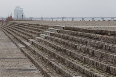 Dnipro nehri boyunca uzanan boş bir yaya seti. Dnipro şehri. Ukrayna. Siyah beyaz fotoğraf