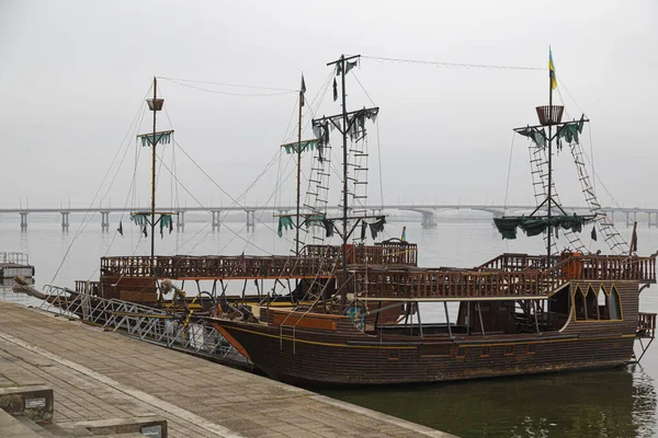 Navios Piratas Estilizados Calçadão Vazio Rio Dnipro Cais Cidade Dnipro — Fotografia de Stock