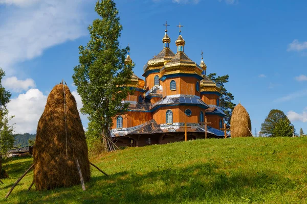 Schöne Alte Hölzerne Nikolauskirche Koziova Villade Auf Einem Malerischen Grünen — Stockfoto