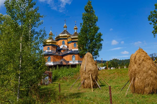 Schöne Alte Hölzerne Nikolauskirche Koziova Villade Auf Waldberg Hintergrund Karpaten — Stockfoto