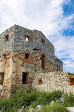 Ortaçağ Pniv kalesi, Nadvirna şehri, Ivano-Frankivsk bölgesi, batı Ukrayna. Gökyüzü arka planındaki kale duvarı. 