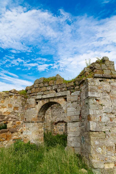 Ortaçağ Pniv kalesi, Nadvirna şehri, Ivano-Frankivsk bölgesi, batı Ukrayna. Gökyüzü arka planındaki kale duvarı. 