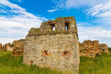 Ortaçağ Pniv kalesi, Nadvirna şehri, Ivano-Frankivsk bölgesi, batı Ukrayna. Gökyüzü arka planındaki kale duvarı. 