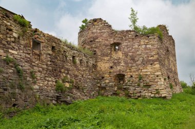 Ortaçağ Zoloty Potik Şatosu 'nun açık hava manzaralı harabeleri. Savunma duvarını ve kuleyi yok etti. Batı Ukrayna 'da Lehçe ve Ukrayna' nın ulusal öneminin turistik simgesi..