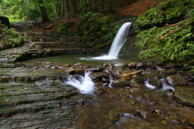 Karpatlar 'ın TransCarpathia kasabası yakınlarındaki Turichka nehri kıyısındaki dağ geçidinde çağlayan Krutylo şelalesi olan doğa manzarası. Ukrayna