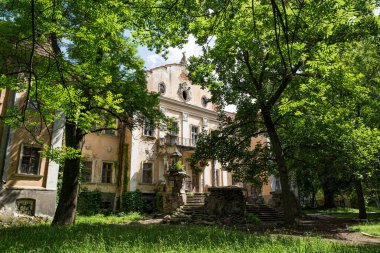Lviv 'in dinlenmiş Katolik başpiskoposları Lviv yakınlarındaki Obroshino köyündeki Antik Başpiskopos Sarayı (botanik bahçesi). Batı Ukrayna. Turist arazisi