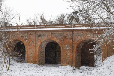 Eski terk edilmiş Koret kalesinin kalıntılarına giden kemerli taş köprü. Koretsk şehri. Rivne bölgesi. Ukrayna. Turist eğlencesi. 