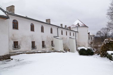 Lesko kasabasındaki antik kale. (Kmita ailesinin şatosu) Dışarıda, karlı kış gününde. Polonya. 