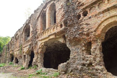 Tarakaniv (Dubno) kaleyi ve tahkimatı yıktı. Tarakanovskiy kalesi. Ukrayna. Dışarıdaki terk edilmiş kale, yıkılmış duvar. Turistik yerler