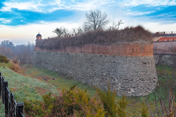 Глубокий Ров Крепости Заросший Травой Крепостная Стена Древний Исторический Дубненский — стоковое фото