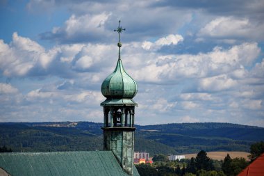 Eski şehir Banska Stiavnica, Slovakya, UNESCO Dünya Mirası. Çatılardan çevresindeki tepelerin manzarası. Aerial manzara. Turizm, turistik mekan
