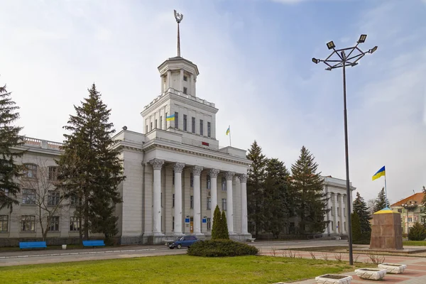 Nova Kakhovka şehri, şehrin merkezi meydanı manzarası, Sovyet mimarisinin anıtı. Kherson bölgesi, Ukrayna. 