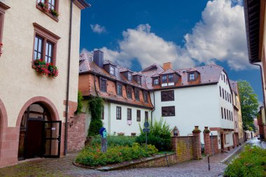 Boş ortaçağ kasabası Seligenstadt, Offenbach bölgesi - Almanya 'nın en eski şehirlerinden biri. Tarihi eski şehrin caddesi. Ünlü turizm beldesi