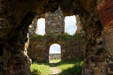 Nadvirna şehri, Ivano-Frankivsk bölgesi, Ukrayna 'nın batısındaki terk edilmiş Pniv kalesinin ortaçağ kalıntıları. Gökyüzü arka planındaki harap kale. Turist eğlencesi