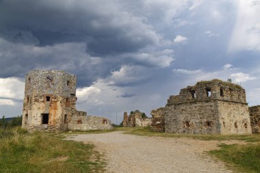 Ortaçağ Pniv kalesi, Nadvirna şehri, Ivano-Frankivsk bölgesi, batı Ukrayna. Gökyüzünün dramatik arka planında harap olmuş bir kale. Turist eğlencesi