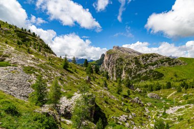 Livinallongo del Col di Lana yakınlarındaki güzel dağ manzarası ve Valparola Geçidi, Dolomites Alpleri, Güney Tyrol, İtalya