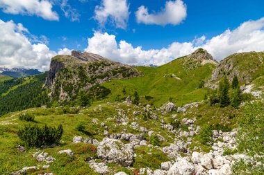 Livinallongo del Col di Lana yakınlarındaki güzel dağ manzarası ve Valparola Geçidi, Dolomites Alpleri, Güney Tyrol, İtalya