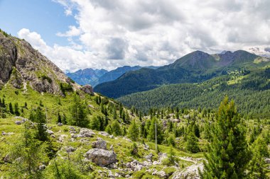 Livinallongo del Col di Lana yakınlarındaki güzel dağ manzarası ve Valparola Geçidi, Dolomites Alpleri, Güney Tyrol, İtalya