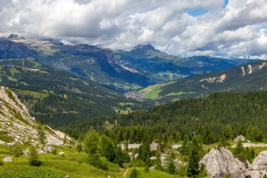 Livinallongo del Col di Lana yakınlarındaki güzel dağ manzarası ve Valparola Geçidi, Dolomites Alpleri, Güney Tyrol, İtalya